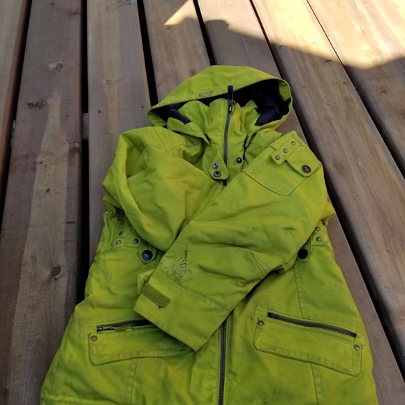 Bright green snow/ski jacket. - Picture 1 of 6